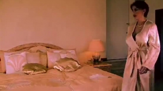 ترتدي سارة سكوت جوارب بيضاء وقميص نوم أسود مزركش أثناء ممارسة الجنس في الصباح