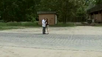 امرأة ناضجة وابن زوجها يمارسان الجنس أمام الكاميرا بعد الغداء مباشرة