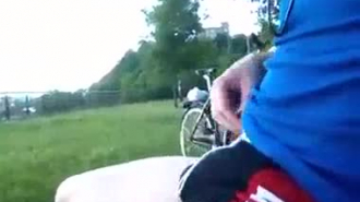 راكب الدراجة النارية قرنية تمتص الديك في شريط