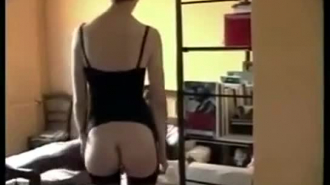 تعرضت شقراء ذات شعر أحمر مارس الجنس في منزلها ، لأنه كان أحد الأماكن المفضلة لديها