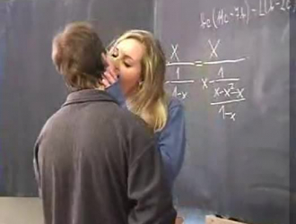 طالبة جميلة تحصل على رجلين يمارسان الجنس مع بوسها المبلل المبلل في نفس الوقت