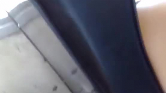 امرأة ثرية ترتدي دمية سوداء تركب ديكها الجديد وتحاول تصوير فيديو