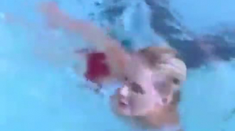 فتاة حمام السباحة إغاظة مع سروالها الأسود