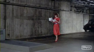 امرأة ذات شعر أحمر ترتدي جوارب مثيرة راكعة على الأرض أثناء جلسة ممارسة الجنس غير الرسمية