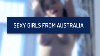 وافقت ربة منزل مغرية الأسترالية كارينا على السماح لصديقها يمارس الجنس مع كس في سن المراهقة