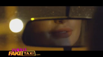 يستخدم سائق سيارة أجرة وهمية فاتنة مثير كعبد للجنس