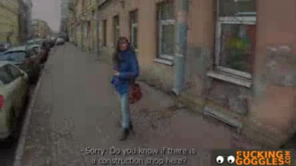 امرأة سمراء التشيكية تمارس الجنس مع صديقها الغريب في منتصف النهار