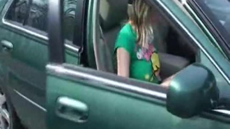 تتعرض كتكوت راندي للاستمناء في السيارة أثناء ممارسة العادة السرية بهاتفها الخلوي ، أمام الكاميرا