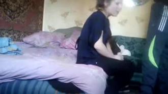 زوجة روسية تعطي رأسها مع هزة الجماع