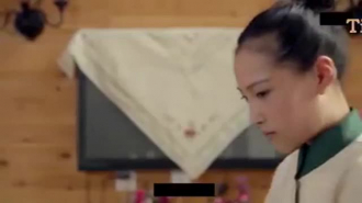 الخادمة اليابانية تحصل مارس الجنس أصعب من أي وقت مضى، مع امتصاص ديك في المطبخ.
